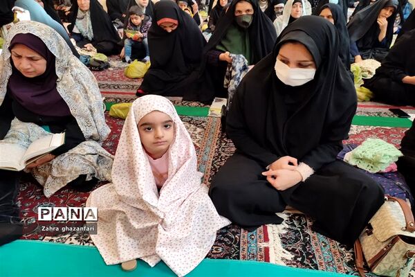 حضور دانش‌آموزان  ناحیه دو شیراز در مراسم نماز جمعه