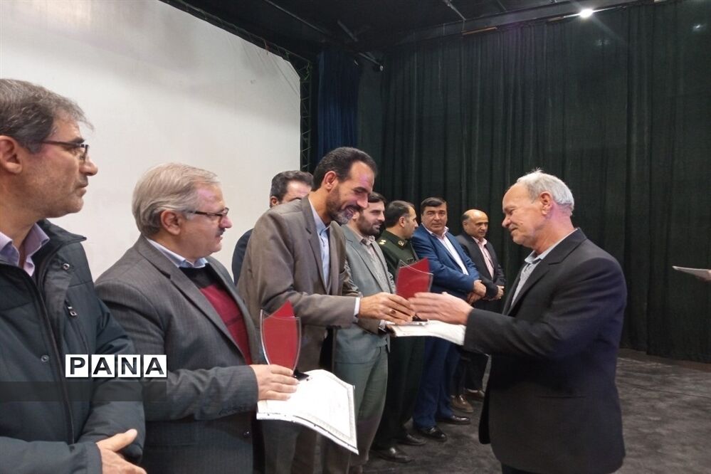 مراسم تجلیل از دانش‌آموزان موفق در کنکور سراسری 1401 شهرستان خرمدره
