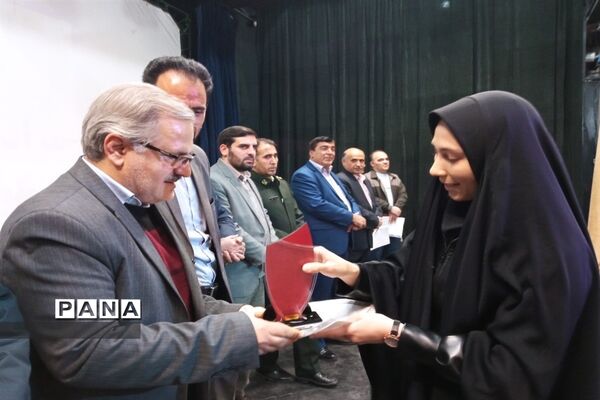مراسم تجلیل از دانش‌آموزان موفق در کنکور سراسری 1401 شهرستان خرمدره
