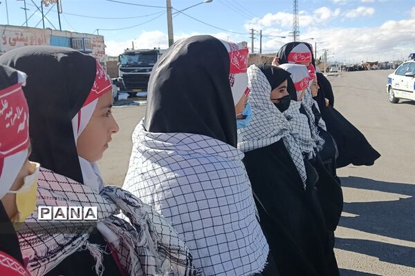 استقبال دانش‌آموزان ابرکوه از شهدای گمنام