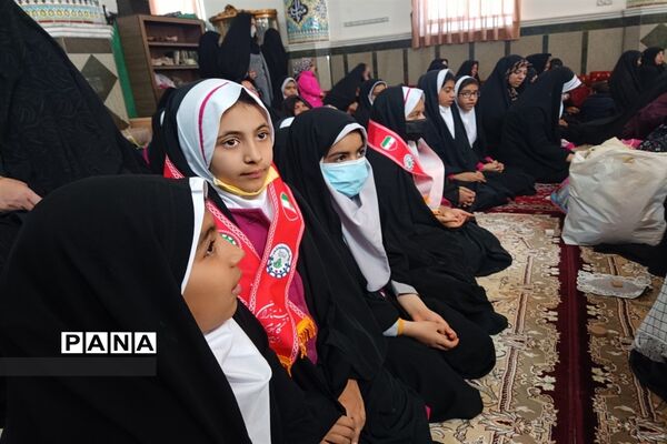 استقبال دانش‌آموزان ابرکوه از شهدای گمنام