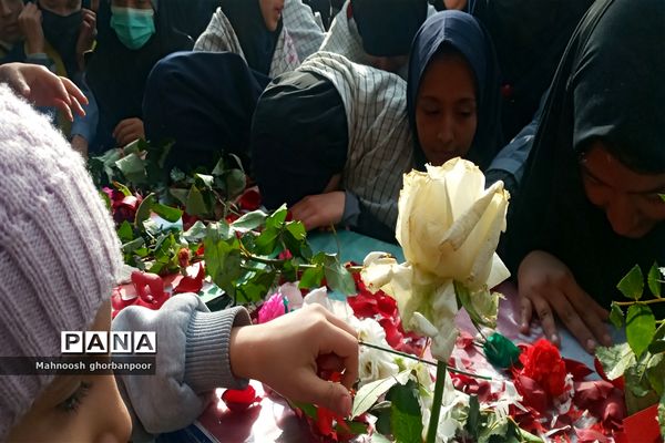 تشییع شهید گمنام در دبیرستان ام‌سلمه در ناحیه چهار مشهد مقدس