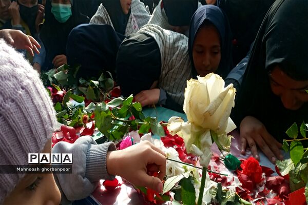 تشییع شهید گمنام در دبیرستان ام‌سلمه در ناحیه چهار مشهد مقدس