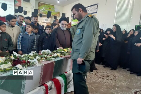 استقبال دانش‌آموزان دبیرستان ابن سینا ابرکوه از شهدای گمنام