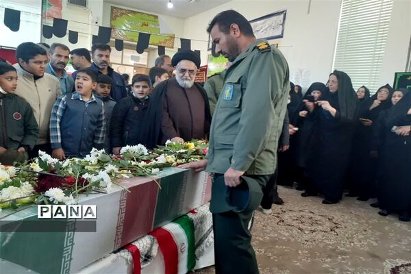 استقبال دانش‌آموزان دبیرستان ابن سینا ابرکوه از شهدای گمنام