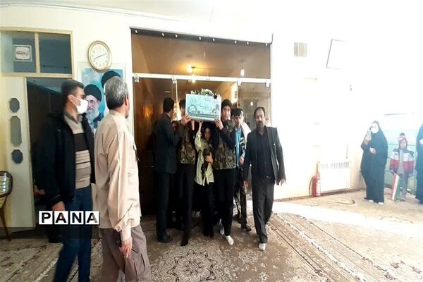 استقبال دانش‌آموزان دبیرستان ابن سینا ابرکوه از شهدای گمنام