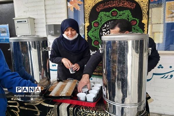 ایستگاه صلواتی ایام شهادت حضرت زهرا(س) در دبیرستان شهید معصومه قزوینی منطقه ۱۳