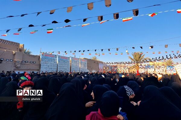 حضور دانش‌آموزان بافقی درمراسم تشییع شهید گمنام