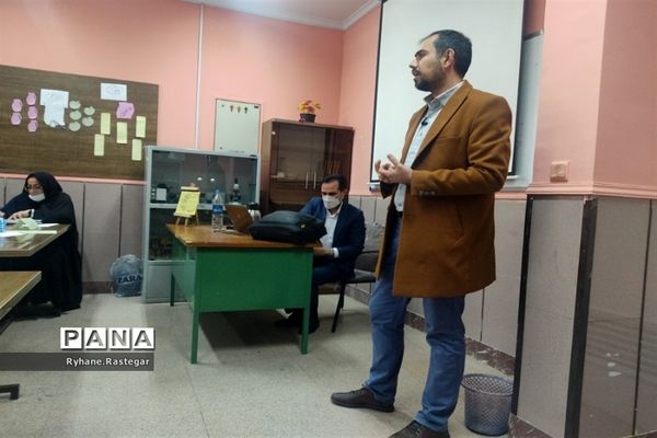 برگزاری جلسه توانمندسازی کارشناسان مراقبت در برابر آسیب‌های اجتماعی،  در کانون شهدای فرهنگی پاکدشت