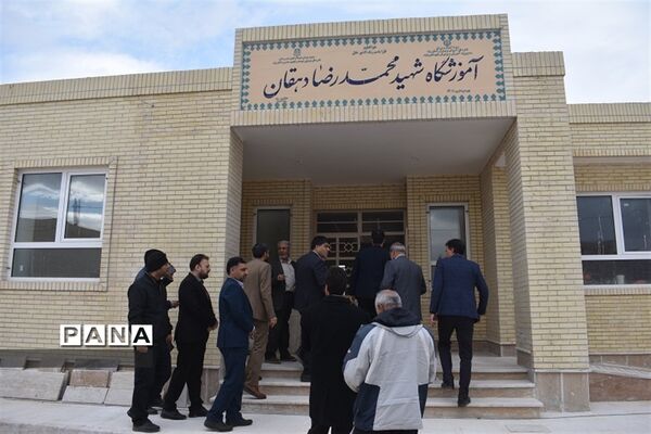 بازدیدمشاوراقتصادی استاندار و مدیر سازمان برنامه وبودجه استان از پروژه های اقتصادی و عمرانی بهاباد