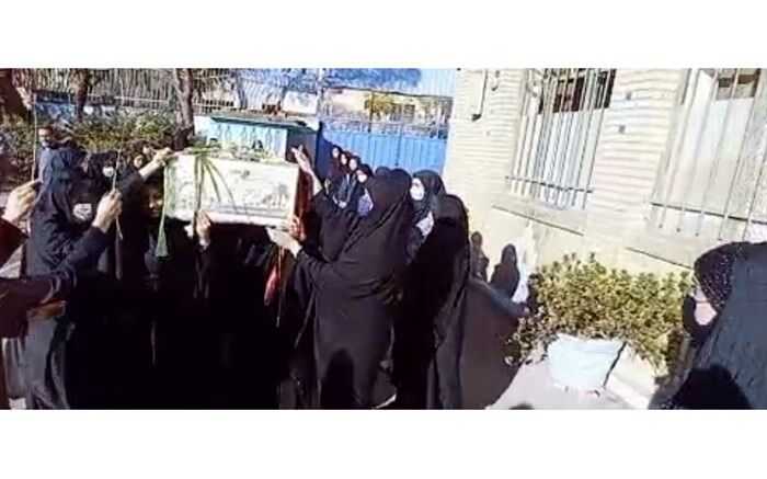 استقبال دانش‌آموزان دختر دبیرستان فرهنگ ناحیه ۳  از شهید گمنام/ فیلم