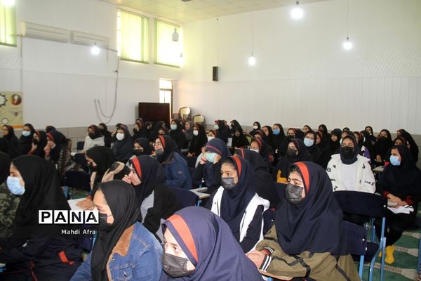 نشست دانش‌آموزی با موضوع نماز در دبیرستان شاهد هدی شهرستان بهبهان