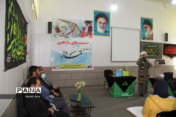 نشست دانش‌آموزی با موضوع نماز در دبیرستان شاهد هدی شهرستان بهبهان