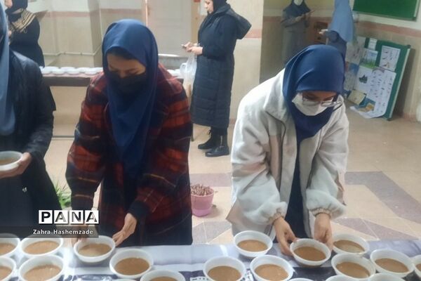 آماده‌سازی نذری، همزمان با فرارسیدن ایام شهادت حضرت زهرا (س) در دبیرستان ولیعصر (عج) ناحیه یک شهرری