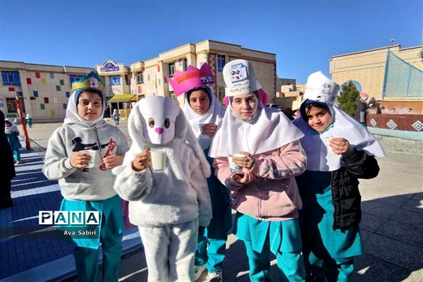 یک روز با شیر در مدارس آباده