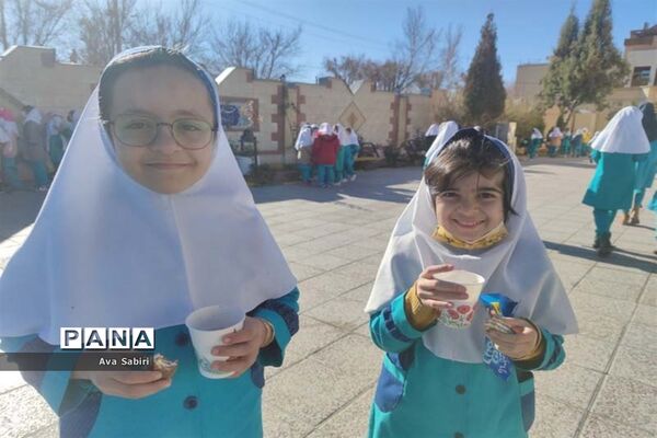 یک روز با شیر در مدارس آباده