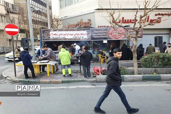 برپایی موکب شهید ابراهیم هادی در مسیر تشییع پیکر شهدای گمنام در خیابان انقلاب
