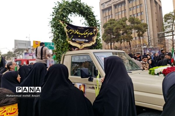 مراسم تشییع شهید گمنام دانش‌آموز همزمان با روز شهادت حضرت فاطمه زهرا (س) در شیراز