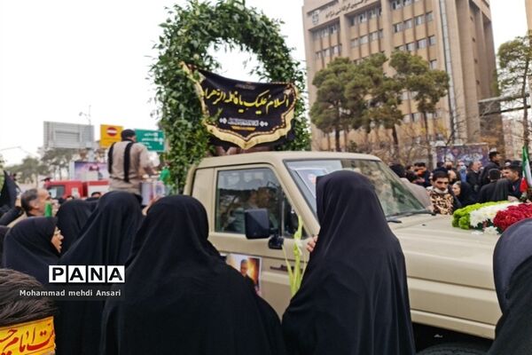 مراسم تشییع شهید گمنام دانش‌آموز همزمان با روز شهادت حضرت فاطمه زهرا (س) در شیراز