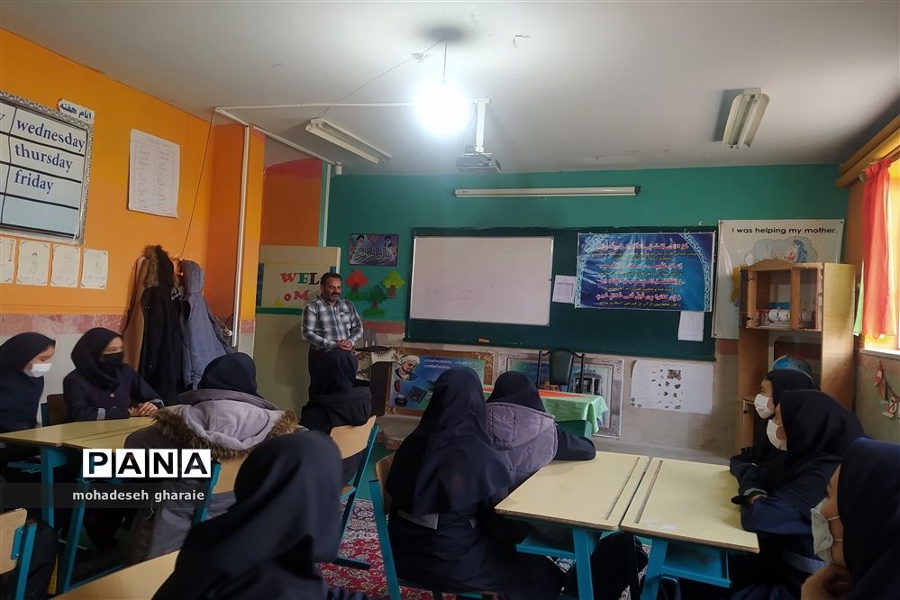 برگزاری کلاس آموزشی در زمینه بهداشت و تغذیه مناسب در دبیرستان نوشین بختیاری بخش جوادآباد