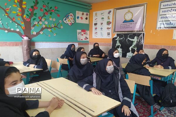 برگزاری کلاس آموزشی در زمینه بهداشت و تغذیه مناسب در دبیرستان نوشین بختیاری بخش جوادآباد