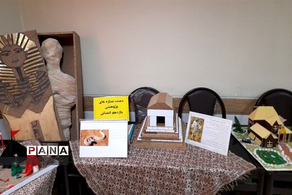 نمایشگاه دست‌سازه‌های دانش‌آموزان دبیرستان استعداد درخشان متوسطه دوم شهرستان قرچک