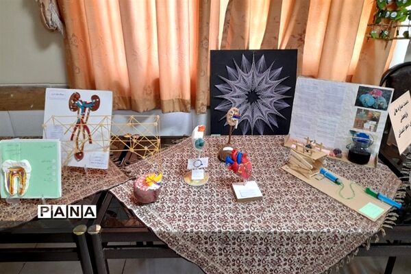 نمایشگاه دست‌سازه‌های دانش‌آموزان دبیرستان استعداد درخشان متوسطه دوم شهرستان قرچک