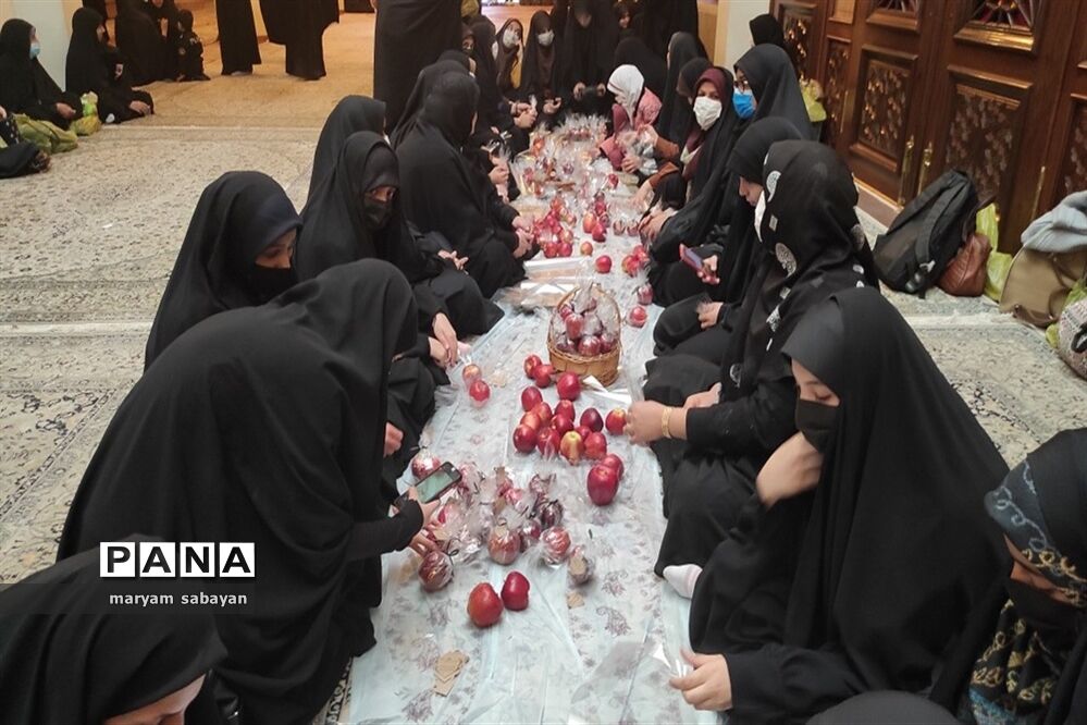 بسته بندی و توزیع ۳ هزار سیب در شبستان امام خمینی(ره) حرم شاهچراغ(ع)