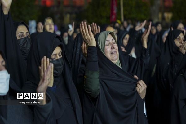 آیین لاله گردانی و عزاداری شام شهادت حضرت فاطمه سلام الله علیها در حرم مطهر حضرت شاهچراغ (ع)