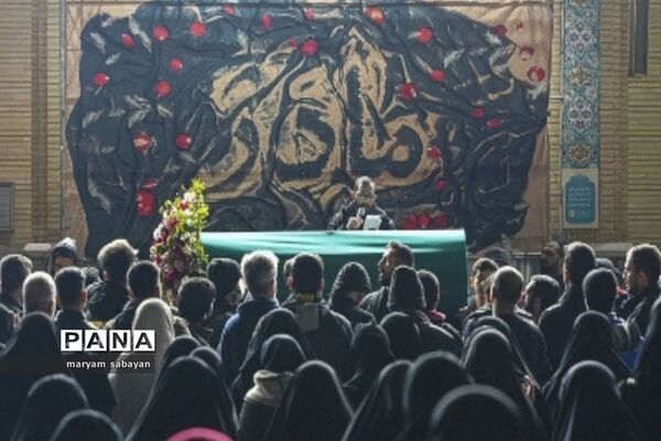 آیین لاله گردانی و عزاداری شام شهادت حضرت فاطمه سلام الله علیها در حرم مطهر حضرت شاهچراغ (ع)