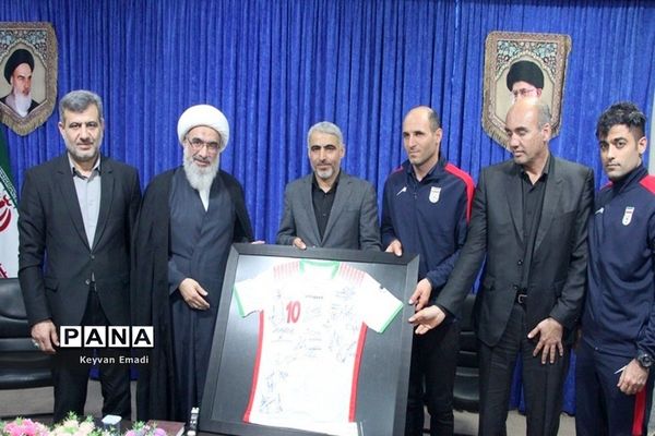 دیدار اعضای تیم ملی فوتبال ساحلی با نماینده ولی فقیه در استان بوشهر