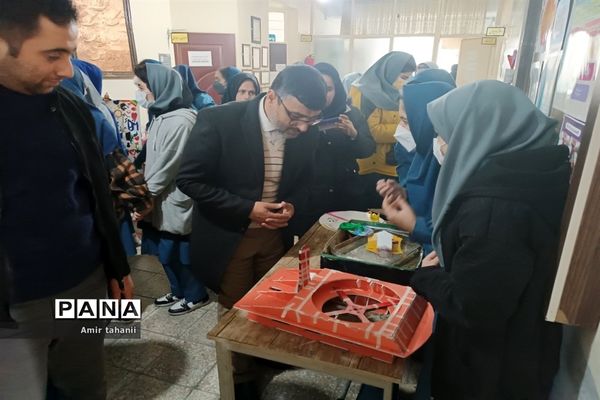 بازدید مدیر آموزش و پرورش منطقه ۱۸  از نمایشگاه دانش‌آموزی پژوهش دبیرستان فرزانگان ۶