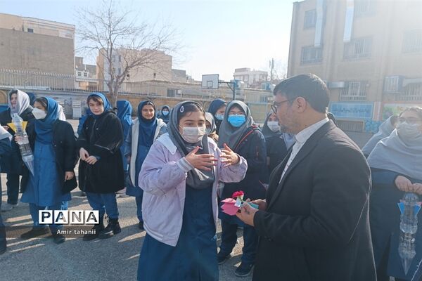 بازدید مدیر آموزش و پرورش منطقه ۱۸  از نمایشگاه دانش‌آموزی پژوهش دبیرستان فرزانگان ۶