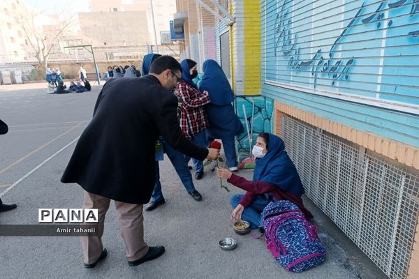 بازدید مدیر آموزش و پرورش منطقه ۱۸  از نمایشگاه دانش‌آموزی پژوهش دبیرستان فرزانگان ۶