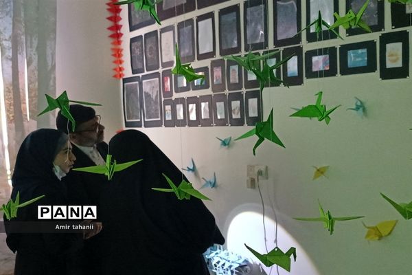 بازدید مدیر آموزش و پرورش منطقه ۱۸  از نمایشگاه دانش‌آموزی پژوهش دبیرستان فرزانگان ۶