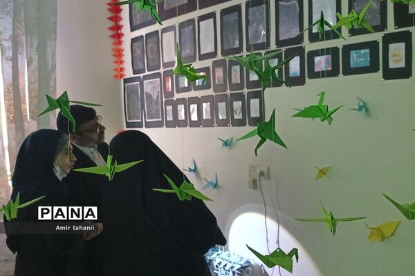 بازدید مدیر آموزش و پرورش منطقه ۱۸  از نمایشگاه دانش‌آموزی پژوهش دبیرستان فرزانگان ۶