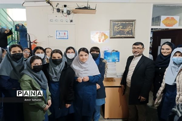 بازدید مدیر آموزش و پرورش منطقه ۱۸  از نمایشگاه دانش‌آموزی پژوهش دبیرستان فرزانگان ۶