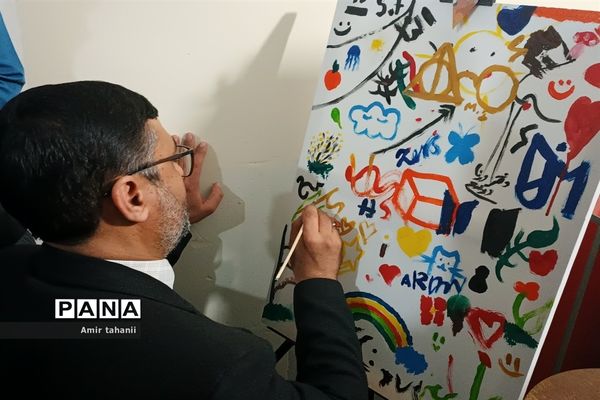 بازدید مدیر آموزش و پرورش منطقه ۱۸  از نمایشگاه دانش‌آموزی پژوهش دبیرستان فرزانگان ۶