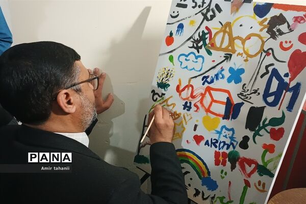بازدید مدیر آموزش و پرورش منطقه ۱۸  از نمایشگاه دانش‌آموزی پژوهش دبیرستان فرزانگان ۶