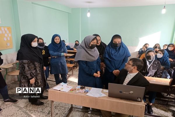 بازدید مدیر آموزش و پرورش منطقه ۱۸  از نمایشگاه دانش‌آموزی پژوهش دبیرستان فرزانگان ۶