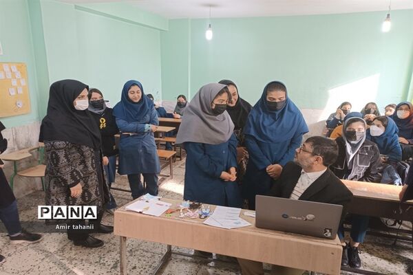 بازدید مدیر آموزش و پرورش منطقه ۱۸  از نمایشگاه دانش‌آموزی پژوهش دبیرستان فرزانگان ۶
