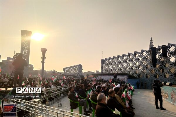 اجتماع خانوادگی فرهنگیان در میدان آیینی امام حسین (ع)