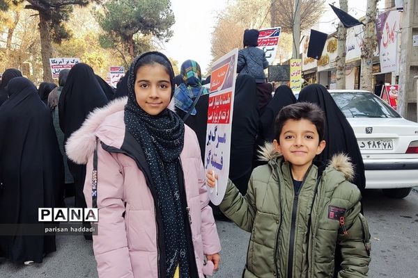 راهپیمایی دانش‌آموزان و مردم ولایتمدار شهرستان شهریار در روز ۹دی