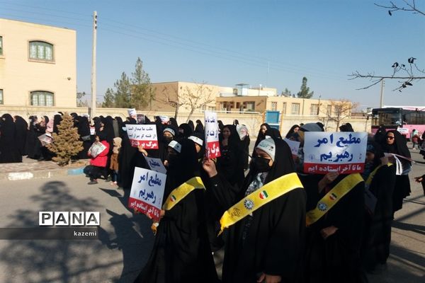 حضور دانش‌آموزان در نماز جمعه 9 دیماه