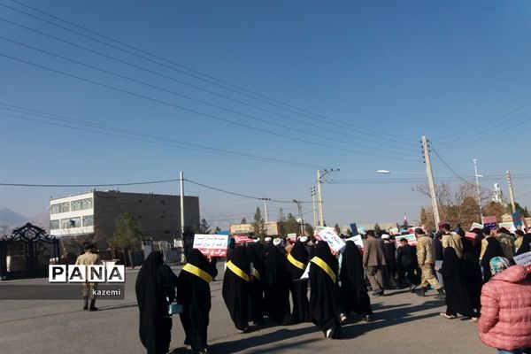 حضور دانش‌آموزان در نماز جمعه 9 دیماه