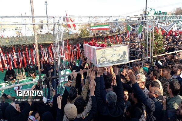 تشییع پیکر شهید گمنام روی دستان پرمهرمردم مشهد