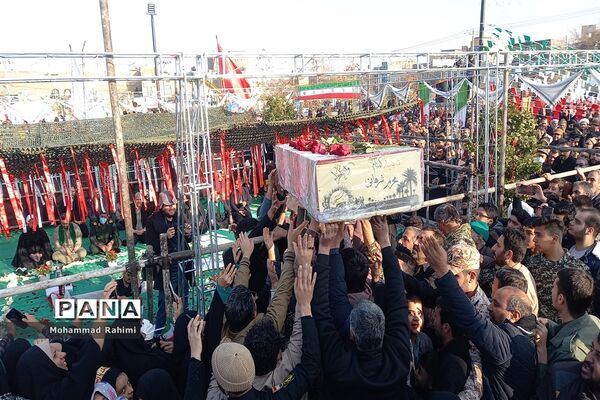 تشییع پیکر شهید گمنام روی دستان پرمهرمردم مشهد