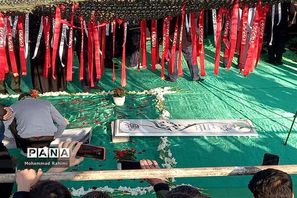 تشییع پیکر شهید گمنام روی دستان پرمهرمردم مشهد