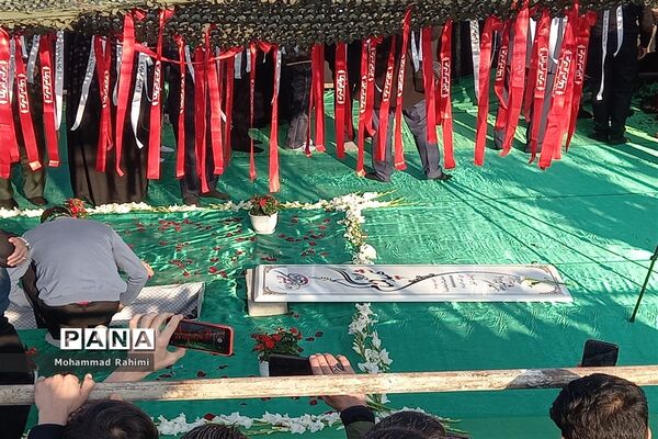 تشییع پیکر شهید گمنام روی دستان پرمهرمردم مشهد