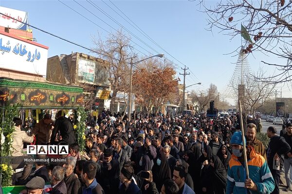 تشییع پیکر شهید گمنام روی دستان پرمهرمردم مشهد